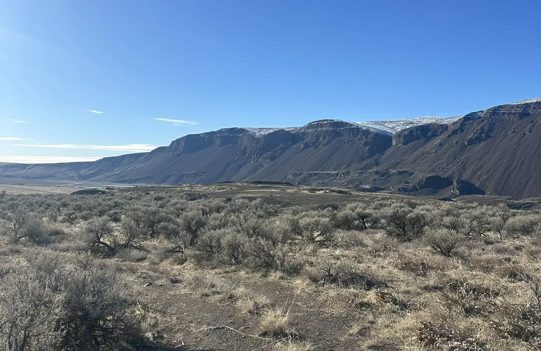 Lenore lake basalt cliffs